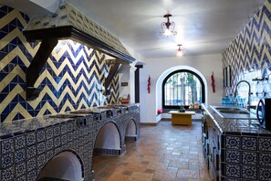 冷蔵庫、電子レンジ、オーブン、コーヒー / ティーメーカー