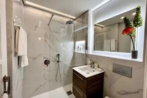 Een haardroger, handdoeken, zeep, toiletpapier