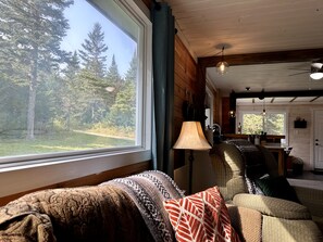 Fernseher, Videospiele, DVD-Player, Bücher