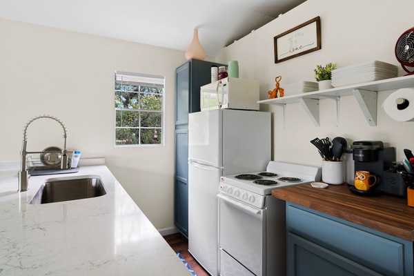 Køleskab, mikrobølgeovn, ovn, kogeplade