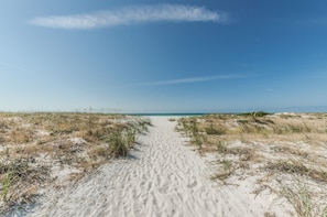 Beach - Steps from Clearwater Beach. Rare 3-bed, 3-bath house with 2-car garage (Clearwater Beach)