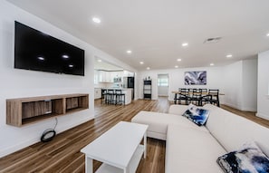 Living area - Steps from Clearwater Beach. Rare 3-bed, 3-bath house with 2-car garage (Clearwater Beach)