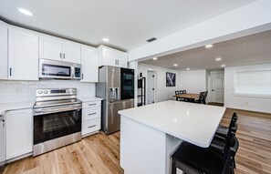 Private kitchen - Steps from Clearwater Beach. Rare 3-bed, 3-bath house with 2-car garage (Clearwater Beach)