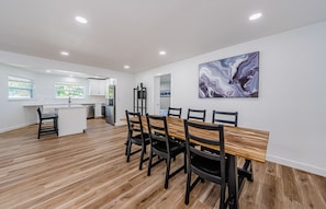 Dining - Steps from Clearwater Beach. Rare 3-bed, 3-bath house with 2-car garage (Clearwater Beach)