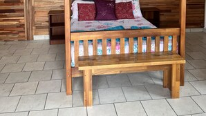 Un lit à baldaquin avec un cadre en bois et une couvre-lit à motifs floraux.