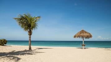 Chaises longues, serviettes de plage