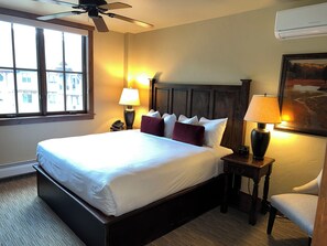 2 soverom, safe på rommet, strykejern/-brett og reiseseng for barn