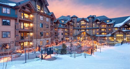 Slope side- Ski In/Out- hot tub, pool- 2bd/2ba, sleeps 8- family friendly!