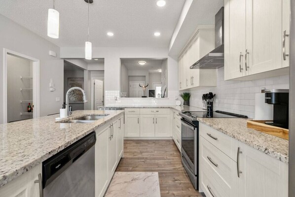 Køleskab, mikrobølgeovn, ovn, kogeplade