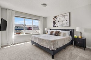 5 bedrooms, desk, iron/ironing board, travel crib