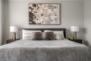 5 habitaciones, escritorio y tabla de planchar con plancha 