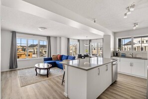 Eine moderne Wohnung mit einer großen Küche, Essbereich und Wohnzimmer.