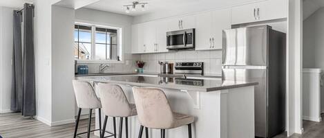 Refrigerador, microondas, horno, placa de cocina