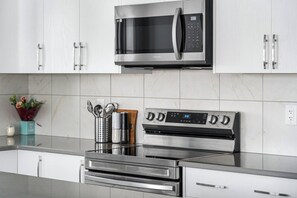 Réfrigérateur, micro-ondes, four, plaque de cuisson