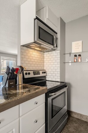 Réfrigérateur, four à micro-ondes, un four, surface de cuisson