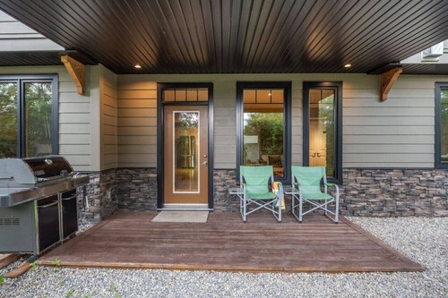 Forest Retreat • 2 Acres • Free Banff Pass + Views