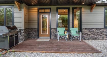 Forest Retreat âą 2 Acres âą Free Banff Pass + Views