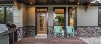 Forest Retreat • 2 Acres • Free Banff Pass + Views