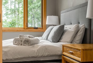 2 habitaciones, escritorio, tabla de planchar con plancha y wifi gratis 