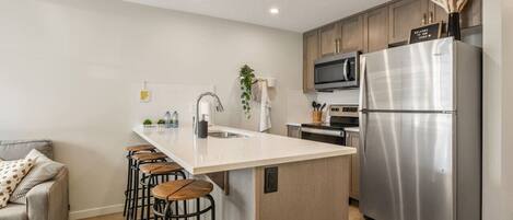 冰箱、微波炉、烤箱、炉灶