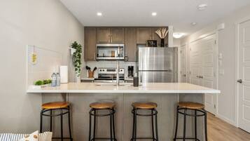 Refrigerador, microondas, horno y parrilla de estufa