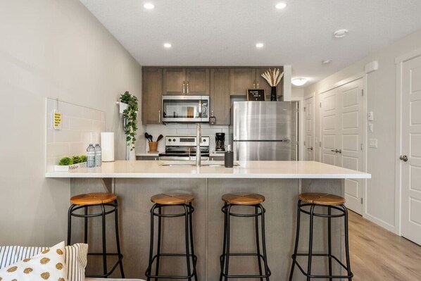 Fridge, microwave, oven, stovetop - Dog Friendly » King Bed » Free Banff Pass » AC (Calgary)