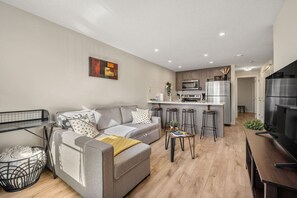 Smart TV, offices - Dog Friendly » King Bed » Free Banff Pass » AC (Calgary)