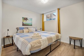 1 bedroom, desk, iron/ironing board, travel crib - Dog Friendly » King Bed » Free Banff Pass » AC (Calgary)