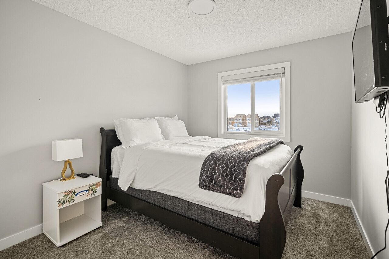 4 makuuhuonetta, työpöytä, silitysrauta/-lauta, vauvan matkasänky