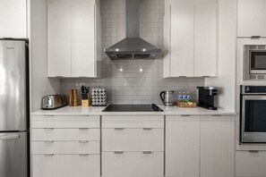 Refrigerador, microondas, horno y parrilla de estufa 