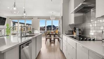 Een koelkast, een magnetron, een oven, een kookplaat