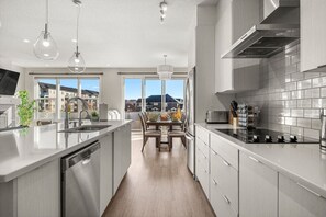 Køleskab, mikrobølgeovn, ovn, kogeplade