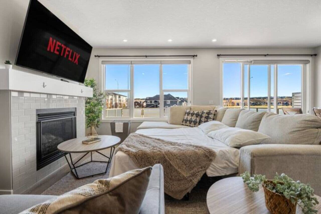 TV connectée, cheminée, livres, espaces bureaux