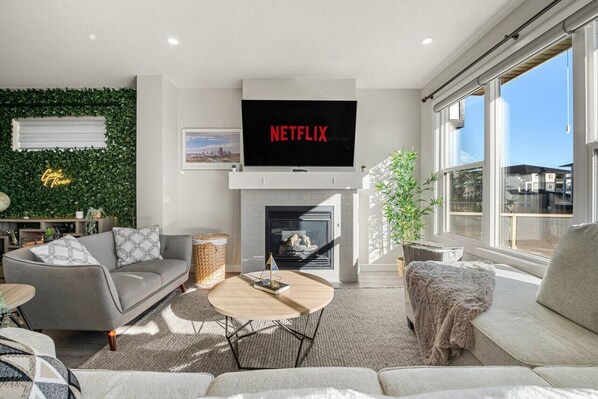 Smart TV, chimenea, libros y oficina 