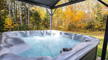 Bañera de hidromasaje al aire libre