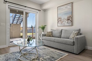 Smart-tv, böcker och kontor