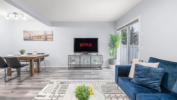 Een smart-tv, boeken, een filmbibliotheek en een kantoor