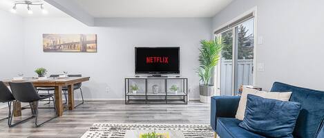 TV connectée, livres, vidéothèque, espaces bureaux