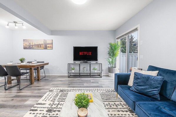 TV connectée, livres, vidéothèque, espaces bureaux