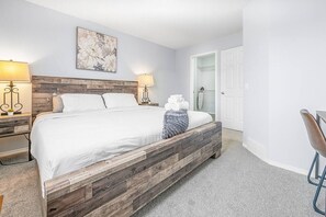 4 chambres, bureau, fer et planche à repasser, lit de bébé portatif