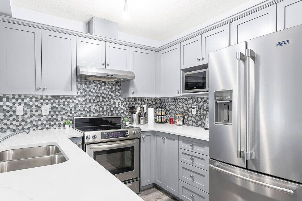 Réfrigérateur, micro-ondes, four, plaque de cuisson