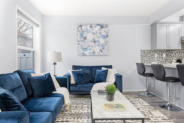 Téléviseur connecté, livres, sélection de films, bureau