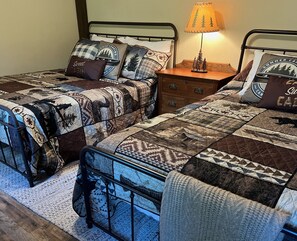 2 bedrooms, iron/ironing board, WiFi, bed sheets - Pet Friendly Cozy Cabin Close to Slopes (Champion)