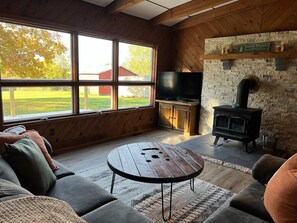 Smart TV, fireplace - Pet Friendly Cozy Cabin Close to Slopes (Champion)