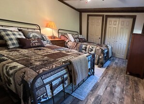 2 bedrooms, iron/ironing board, WiFi, bed sheets - Pet Friendly Cozy Cabin Close to Slopes (Champion)