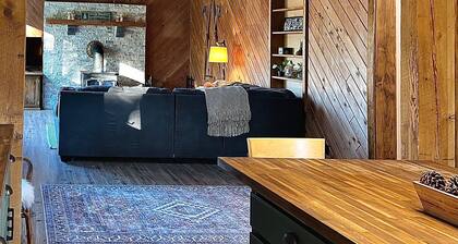 Pet Friendly Cozy Cabin Close to Slopes