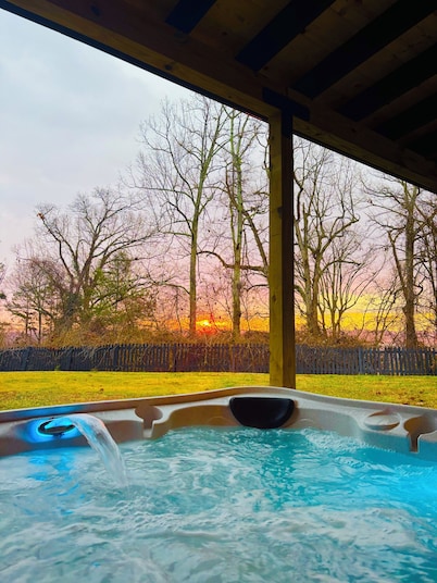 Luxury cottage with hot tub, game and movie room, coffee bar, King bed & robes!