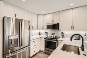 Réfrigérateur, four à micro-ondes, un four, surface de cuisson