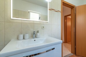 Hårtork, bidé, handdukar och tvål