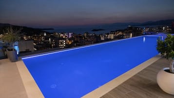 Piscina externa sazonal, guarda-sóis, espreguiçadeiras